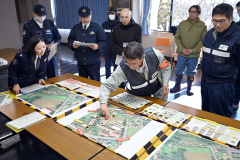 地図上でヒグマの動きを予想しながら行われた図上訓練（須貝拓也撮影）