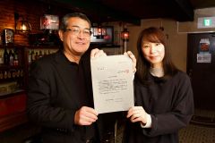 山田支店長（左）から決定通知書を受け取る杉村さん
