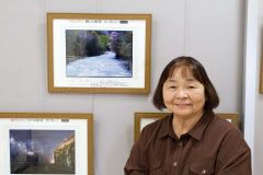 グランプリを受賞した作品「春の清流」と撮影した松原さん