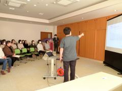 歯科医師や管理栄養士から説明を受けた参加者たち