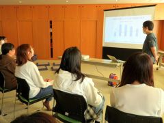 歯科医師や管理栄養士から説明を受けた参加者たち