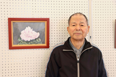 シクラメンを色鮮やかに描いた作品と明河さん