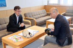 飯田町長（右）と懇談する小川さん