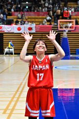 観客に手を振るキャプテンの若松優津選手（１８日、塩原真撮影）