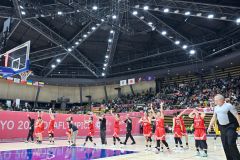 【予選リーグ・日本―ウクライナ】初戦を勝利で収め観客に手を振るバスケットボール女子日本代表（１８日、塩原真撮影）