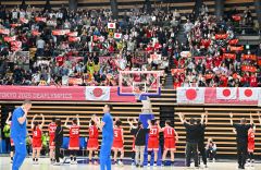 【予選リーグ・日本―ウクライナ】勝利を収めた選手たちに手を振る観客ら（１８日、塩原真撮影）（１８日、塩原真撮影）