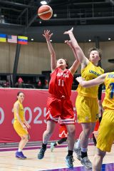 【予選リーグ・日本―ウクライナ】ゴール下に切り込みシュートする日本代表の（１１）川島真琴（塩原真撮影）