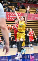 【予選リーグ・日本―ウクライナ】気迫のこもったプレーでチームを引っ張った若松優津選手（左、塩原真撮影）