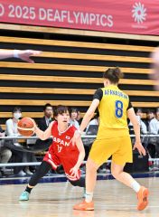 【予選リーグ・日本―ウクライナ】ドリブルで攻め上がる若松優津選手（塩原真撮影）