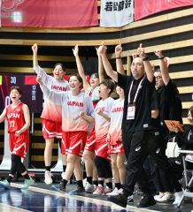 【予選リーグ・日本―ウクライナ】プレー中も笑顔を絶やさず勝利を手繰り寄せた日本チーム。手前右は坂本さん（塩原真撮影）