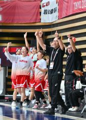 【予選リーグ・日本―ウクライナ】ジェスチャーで選手をたたえる坂本さん（塩原真撮影）