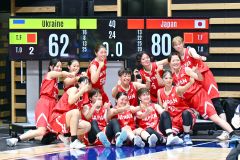 【予選リーグ・日本―ウクライナ】得点盤の前でポーズを取るバスケットボール女子日本代表