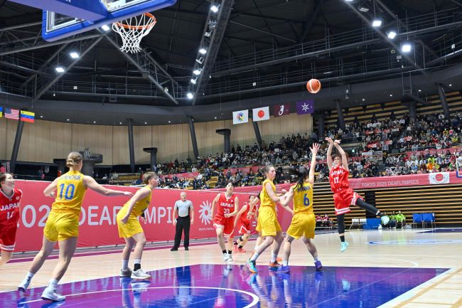 デフバスケ女子日本、「笑顔」で初戦白星発進　帯広聾教諭・坂本ＨＣが選手信じて指揮に熱