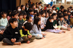 課外授業に耳を傾ける子どもたち