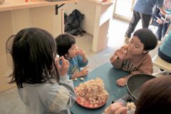 ポップコーンを食べ比べる子どもたち