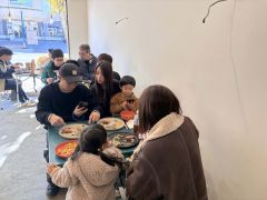 杉本さんのフレンチを味わう参加者