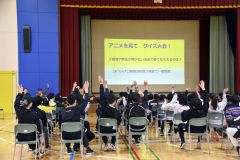 アニメやクイズを通じて税金の使い方を学んだ児童たち