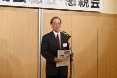 あいさつする中川会長