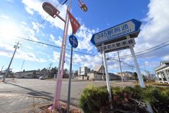 道道萠和大樹停車場線の先に大樹駅（写真左奥）が見える。「駅前通」という名前も印象的だ