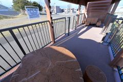 中札内駅に展示されている貨車の中は机といすがある