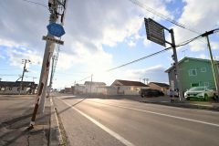 愛国停車場線の標識はさびつきながらも、愛国駅跡につながることを示している