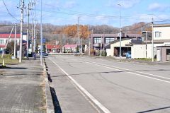 国道３３６号と広尾駅をつないでいた道道広尾停車場線。奥には駅舎から建て替えられたバス待合所が見える