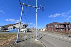 道路の案内標識には「広尾駅０・１ｋｍ」の文字が。確かに駅があった証しだ