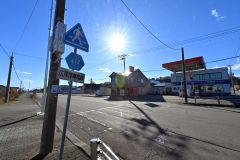 広尾駅前の交差点に設置された道道を示す六角形の標識。広尾駅を起点、国道３３６号を終点とした０・３キロを結ぶ