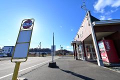 広尾駅跡にはバス待合所が建て替えられ、今も町の交通の拠点となっている