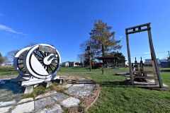 広尾駅跡付近にある鐵道記念公園には、蒸気機関車の動輪や腕木式信号機などが展示されている