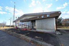 三つの道道がたどり着く、廃止当時の駅舎が残る大樹駅。静かな住宅街に溶け込んでいる