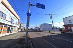 標識の通り、道道は右に曲がり更別駅跡が見えてくる