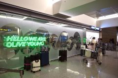 空港内には人気コスメショップ「オリーブヤング」も