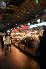 ソウル中心部にある「広蔵市場」には、連日多くの観光客が訪れている