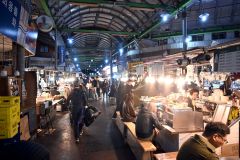 ソウル市へのアクセスも良好。ソウル中心部の「広蔵市場」は多くの観光客でにぎわう