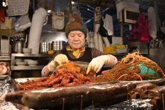 ソウル中心部にある「広蔵市場」には、連日多くの観光客が訪れている