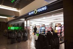 空港内には人気コスメショップ「オリーブヤング」も