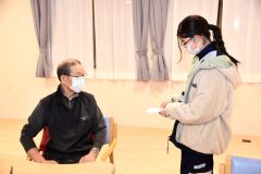 メッセージカードを受け取る森光吉さん（左）