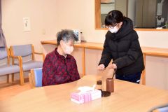 メッセージカードを受け取る椿美登里さん（左）