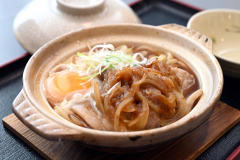 １２月から期間限定で販売される鍋焼きうどん（須貝拓也撮影）