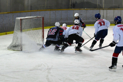 ３Ｐ１５分５８秒、全十勝Ａは高橋大雅（奥の青ユニフォーム）からパスを受けた石川柊（御影２年、手前同）がだめを押す５点目を決める