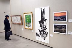 書道や絵画、写真など多彩な作品が並ぶ展示会場（２０日午前１０時１５分ごろ、須貝拓也撮影）