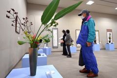 生け花や書道、絵画など多彩な作品が並ぶ展示会場（２０日午前１０時１５分ごろ、須貝拓也撮影）