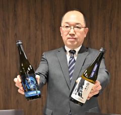 「純米吟醸 京極貯蔵」(左)と「特別純米 十勝」をPRする川端副社長