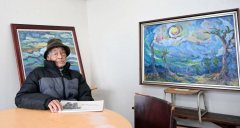 作品集を手にする熊代さん