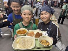 ふるさと給食を楽しむ児童ら