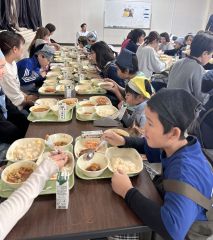 ふるさと給食を楽しむ児童ら