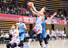 【予選リーグ・日本―ギリシャ】レイアップシュートを決める日本代表の沼口紗也（右、塩原真撮影）