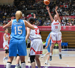 【予選リーグ・日本―ギリシャ】ディフェンスのすきを狙いシュートを放つ日本代表の（１１）川島真琴（塩原真撮影）