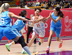 【予選リーグ・日本―ギリシャ】強引にゴール前に攻め込む日本代表の（１１）川島真琴（塩原真撮影）